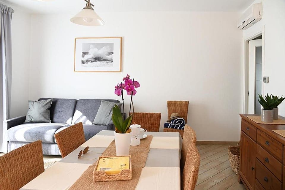 Living room, Seating area, Dining area, air conditioner