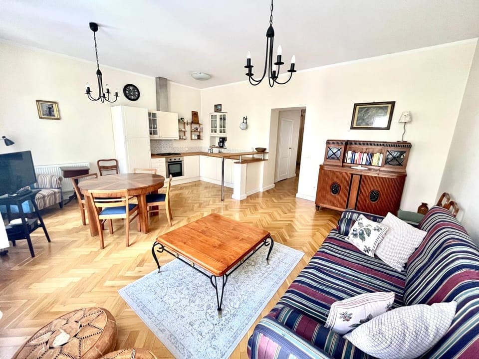 TV and multimedia, Kitchen or kitchenette, Living room, Seating area, Dining area