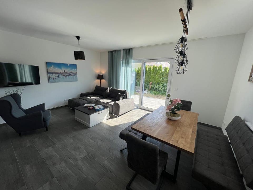 TV and multimedia, Living room, Seating area, Dining area