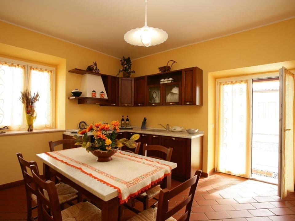 Kitchen or kitchenette, Dining area
