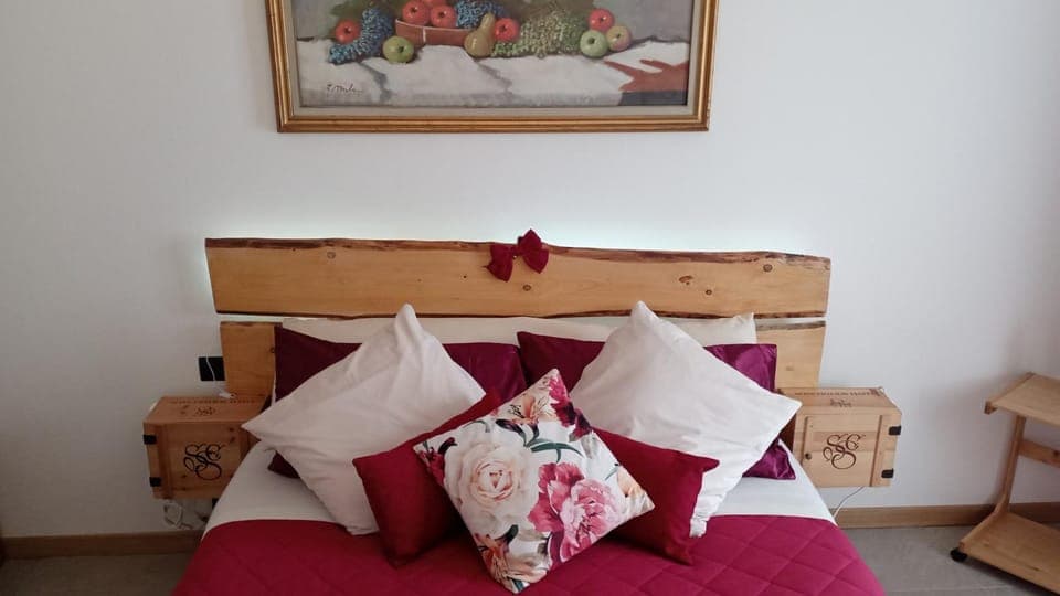 Bed, Photo of the whole room, Decorative detail, Seating area, Bedroom