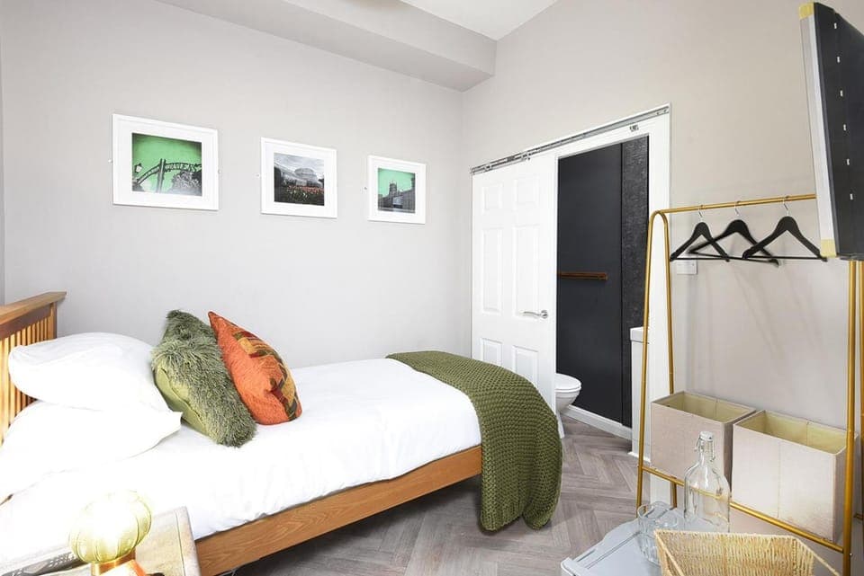 Bed, Bathroom, Photo of the whole room, Bedroom