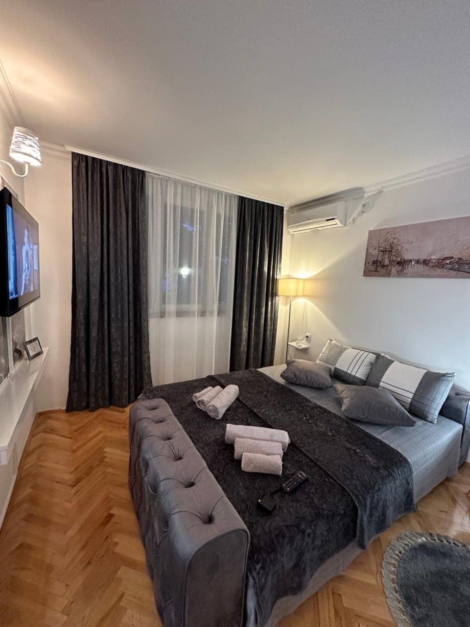 Bed, TV and multimedia, Living room, Seating area