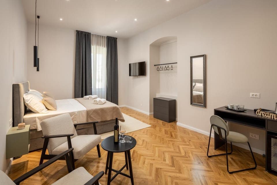 Bed, TV and multimedia, Photo of the whole room, Bedroom