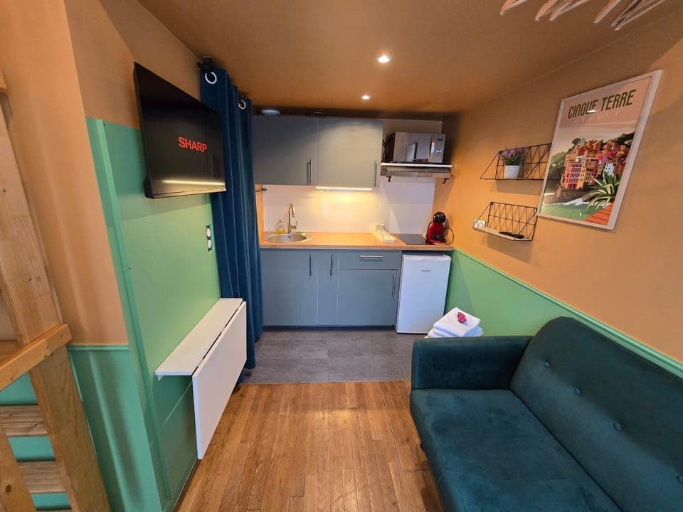 Kitchen or kitchenette, Living room, Seating area, stove