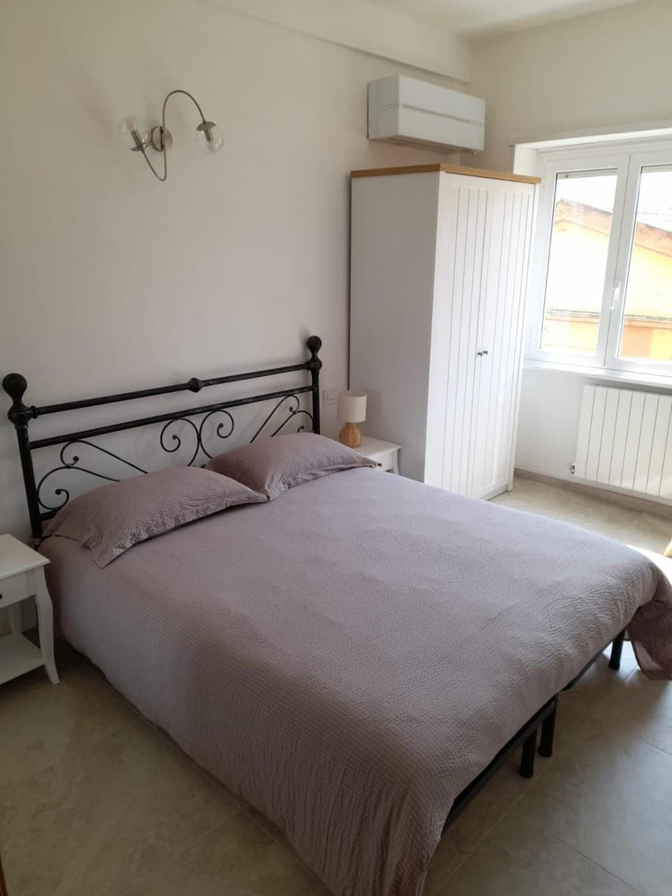 Bed, Photo of the whole room, Bedroom, air conditioner