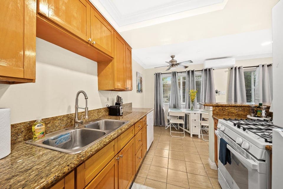 Kitchen or kitchenette, Dining area, dishwasher, minibar, oven, pet friendly, stove, washing machine, dryer