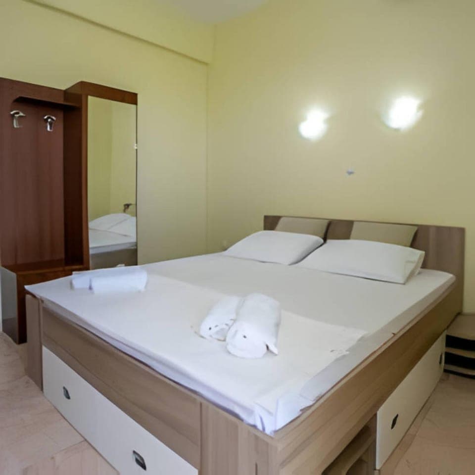 Bed, Photo of the whole room, towels