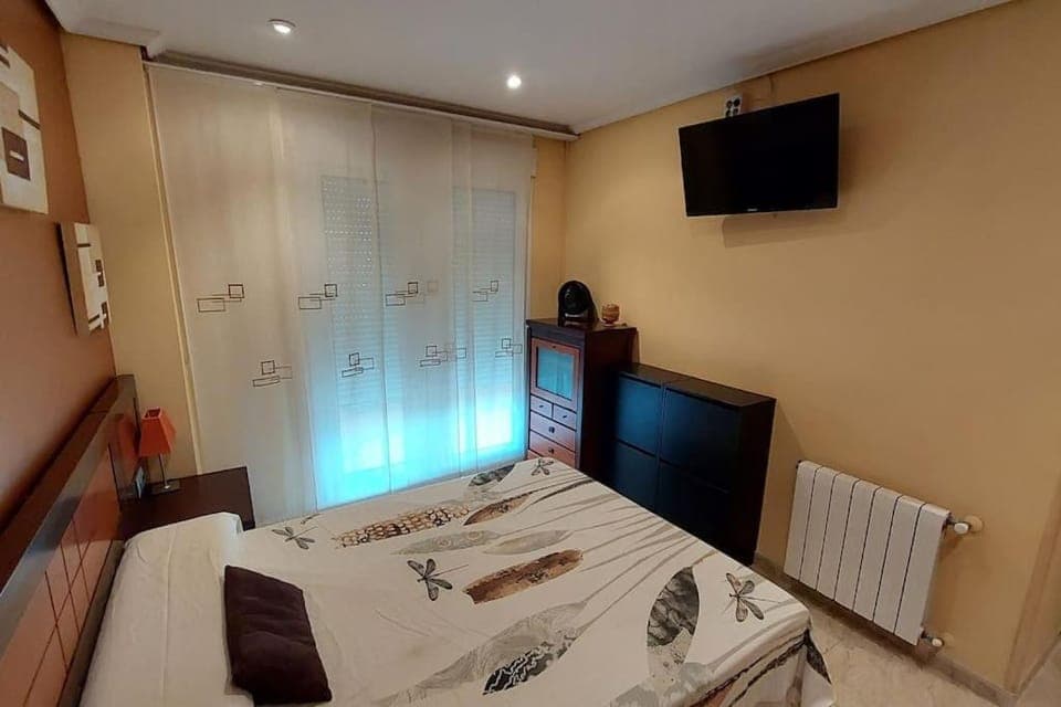 Bed, TV and multimedia, Photo of the whole room, Bedroom, wardrobe