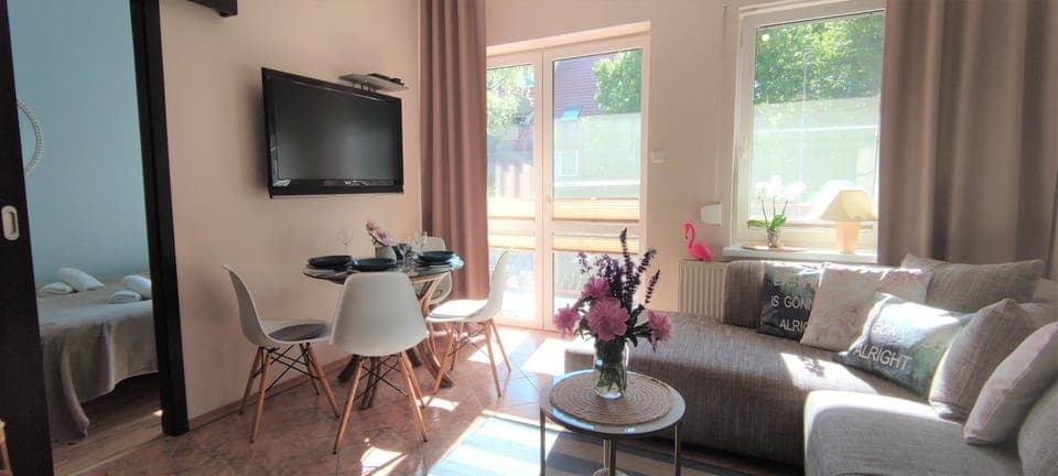 Communal lounge/ TV room, TV and multimedia, Living room, Seating area, Evening entertainment