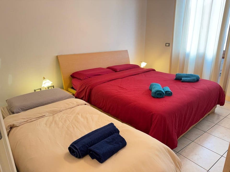 Bed, Photo of the whole room, Bedroom, towels