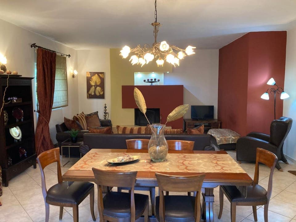 Communal lounge/ TV room, TV and multimedia, Living room, Seating area, Dining area, Evening entertainment