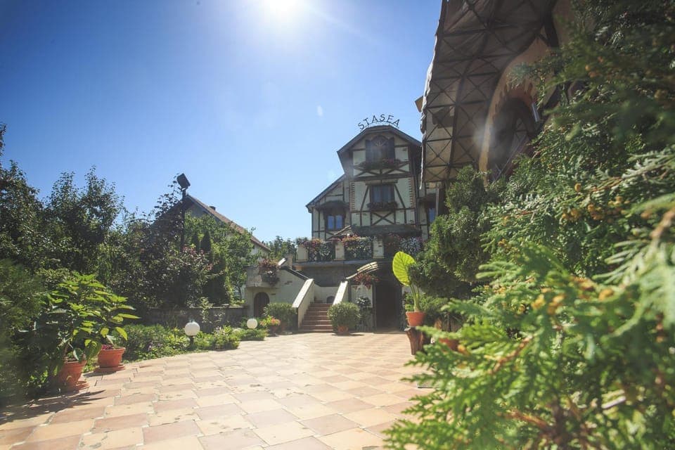 Property building, Day, Garden, Garden view
