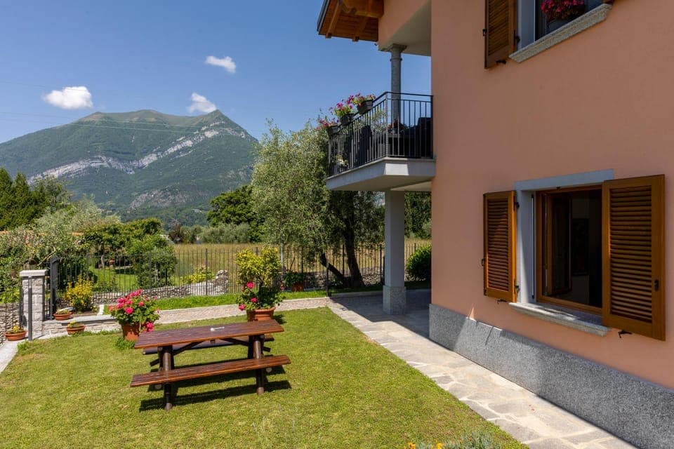 Property building, Natural landscape, Garden, Garden, Balcony/Terrace, Garden view, Mountain view