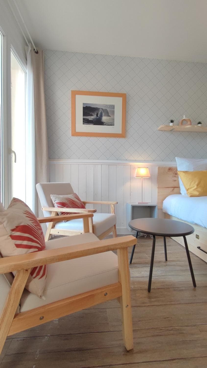 Bed, Living room, Photo of the whole room, Seating area, Bedroom