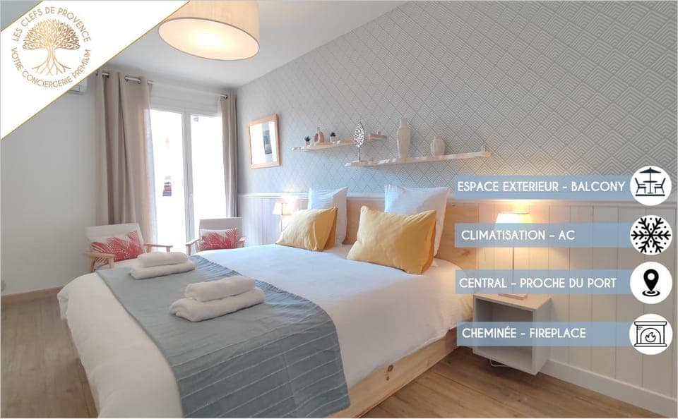 Bed, Photo of the whole room, Bedroom, Text overlay, towels