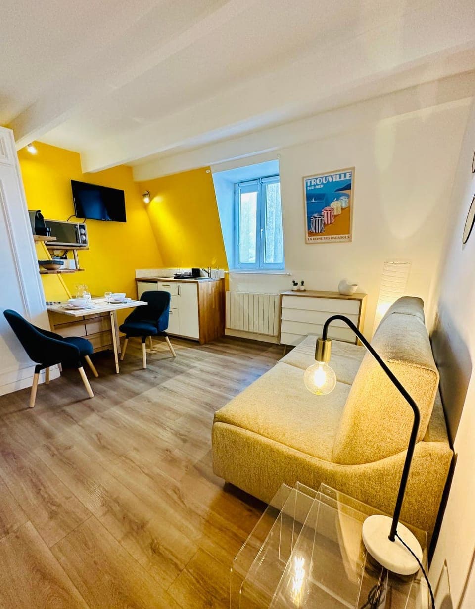 TV and multimedia, Kitchen or kitchenette, Living room, Seating area, Dining area, internet, storage, wardrobe