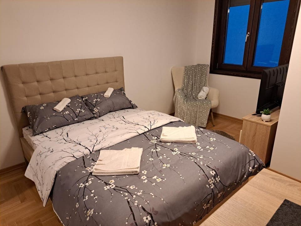 Bed, Photo of the whole room, Bedroom, towels