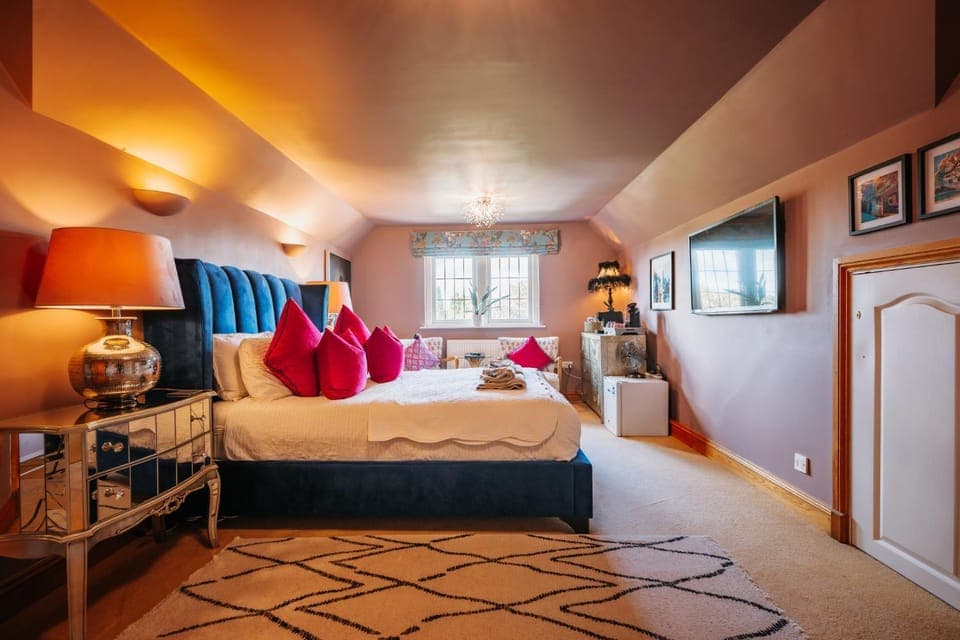 Bed, TV and multimedia, Photo of the whole room, Seating area, Bedroom