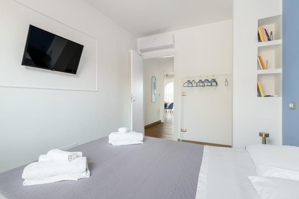 Bed, TV and multimedia, Photo of the whole room, Bedroom, towels, air conditioner