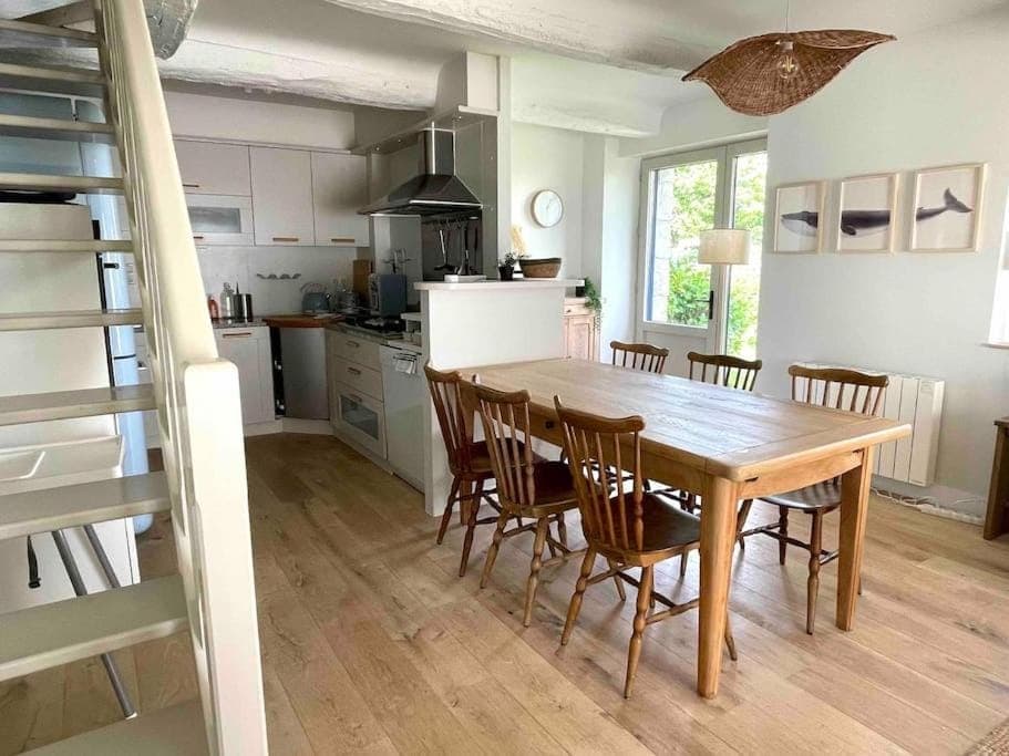 Kitchen or kitchenette, Seating area