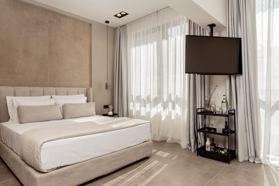 Bed, TV and multimedia, Photo of the whole room, Bedroom