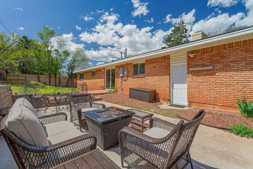 Flagstone Hall! Family Home w Scenic Views House in Colorado Springs
