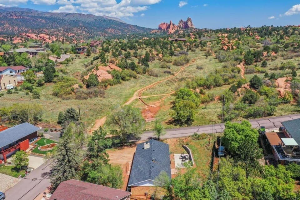 Flagstone Hall! Family Home w Scenic Views House in Colorado Springs
