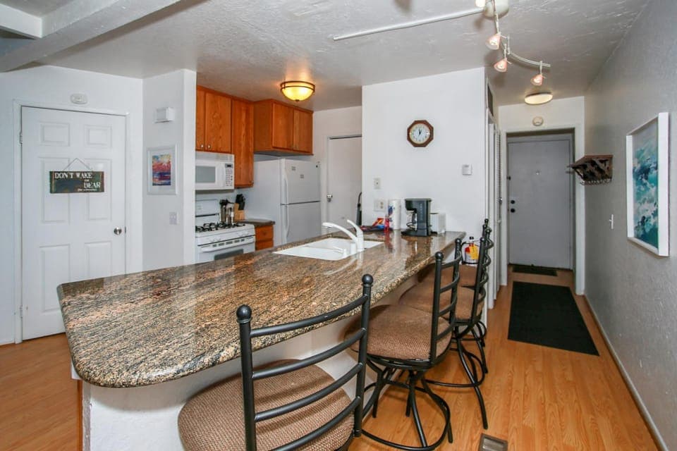 Kitchen or kitchenette, Dining area, minibar, oven, pet friendly, stove