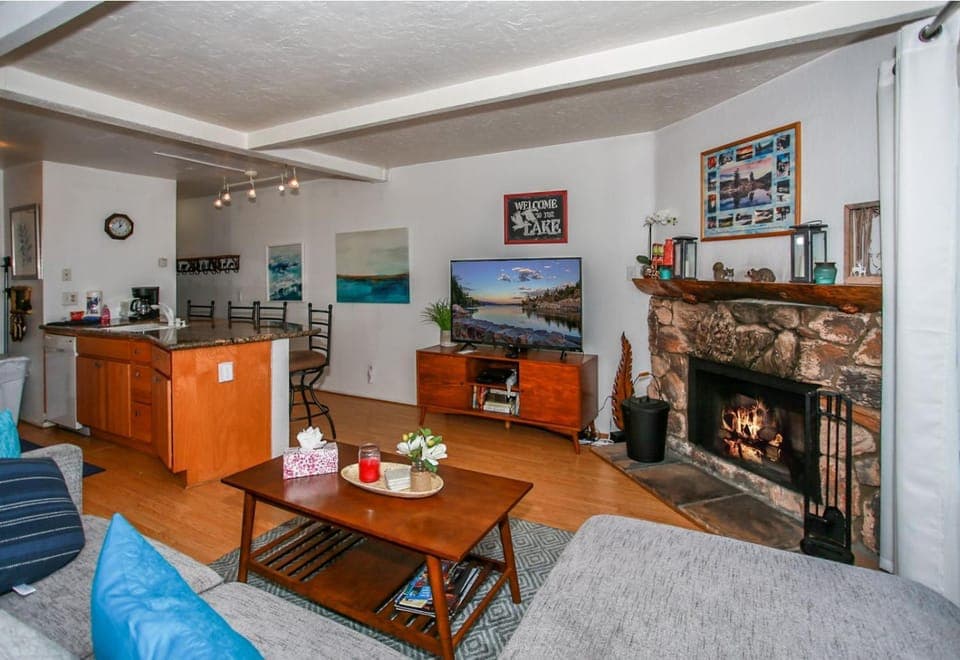 TV and multimedia, Kitchen or kitchenette, Living room, Seating area, Dining area, flat iron