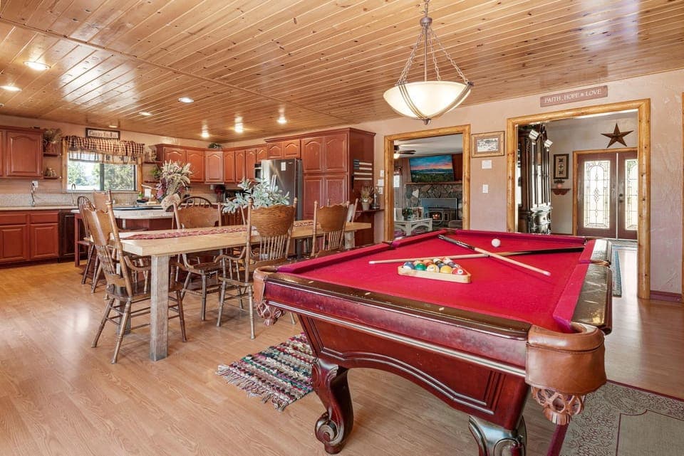 Billiard, Dining area