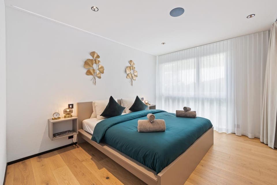 Bed, Photo of the whole room, Bedroom, Family, towels