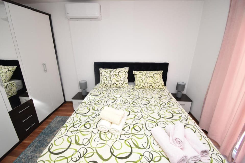 Bed, Bedroom, air conditioner