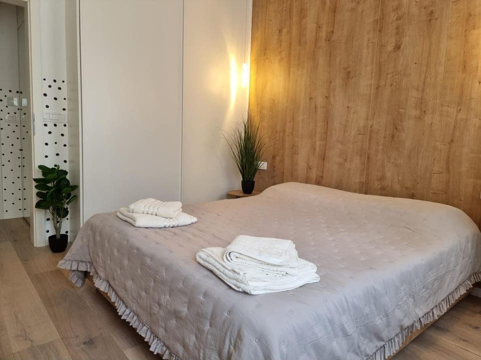 Bed, Bedroom, towels