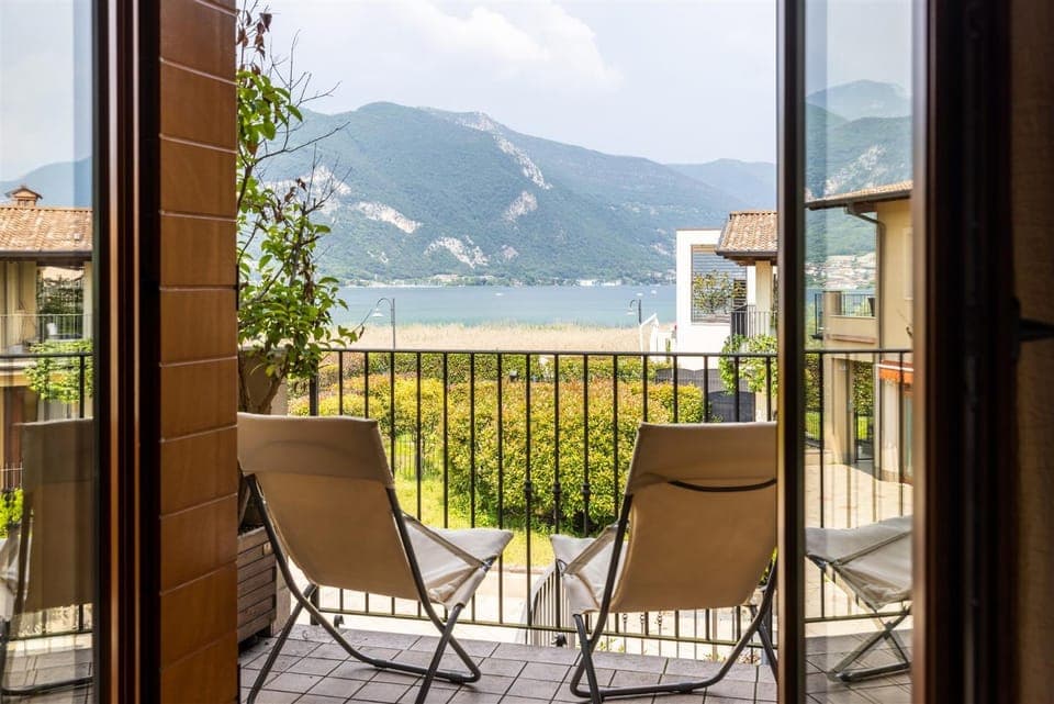 Natural landscape, Balcony/Terrace, Lake view