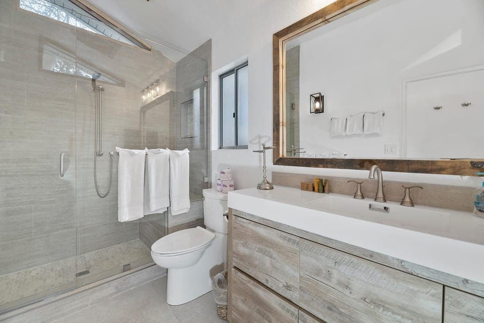 Shower, Toilet, Bathroom, Bath, towels