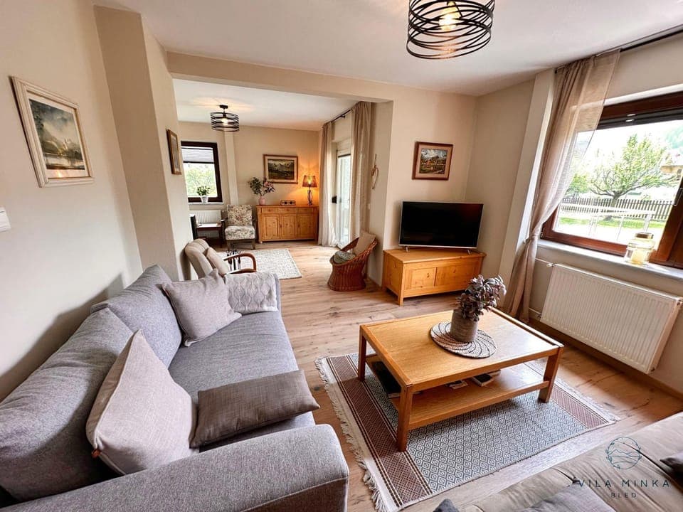 TV and multimedia, Living room, Garden view