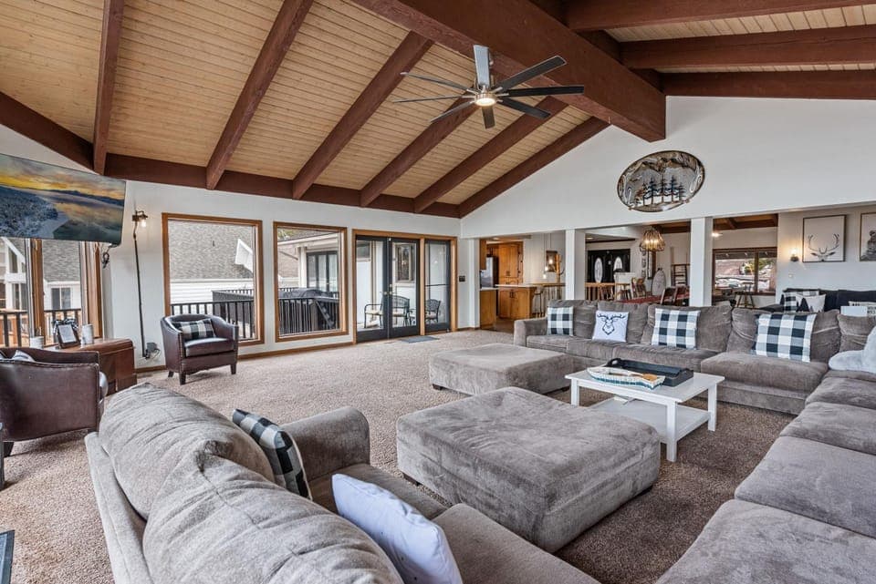 TV and multimedia, View (from property/room), Living room, Seating area, fireplace