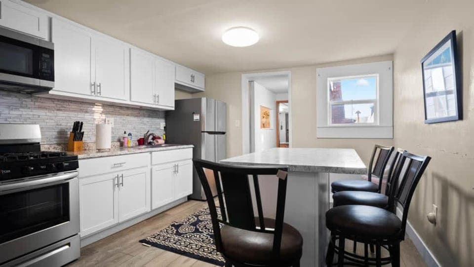 Kitchen or kitchenette, Dining area