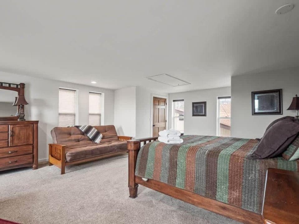 Bed, Seating area, Bedroom