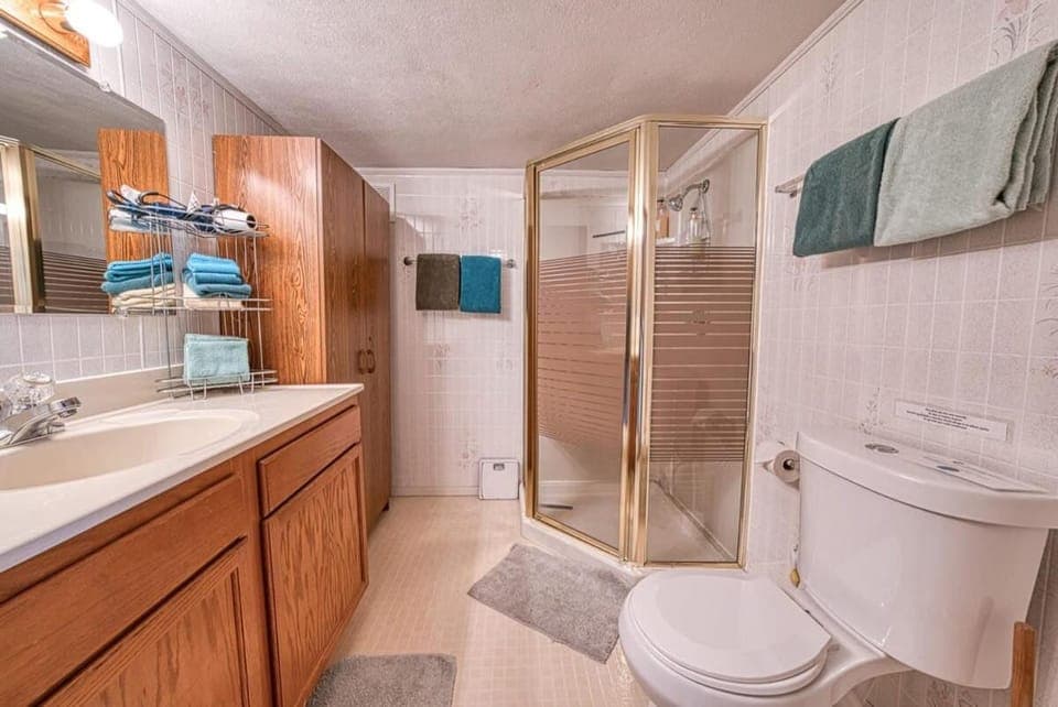 Shower, Toilet, Bathroom, towels