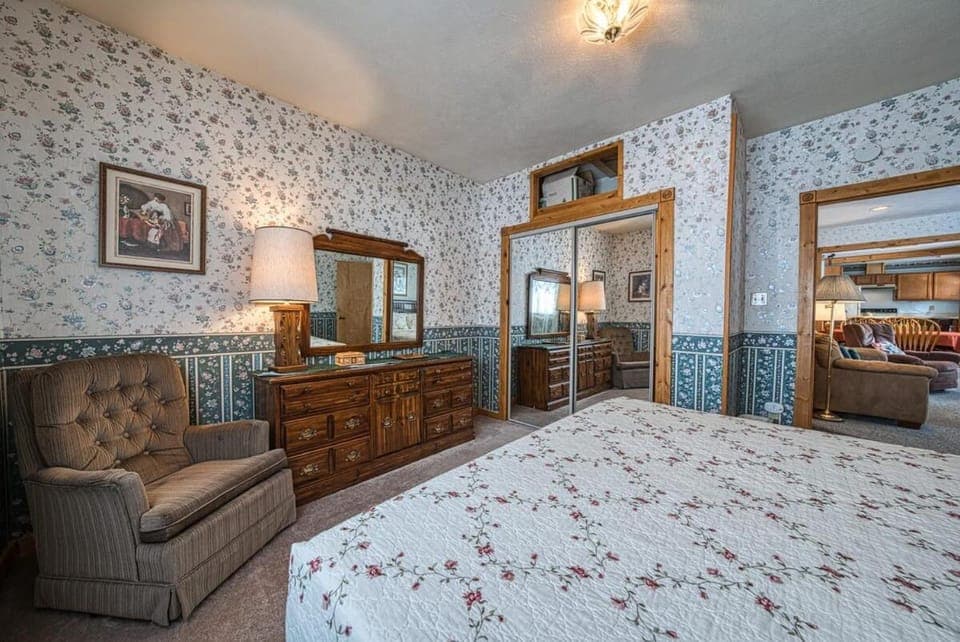 Bed, Seating area, Bedroom