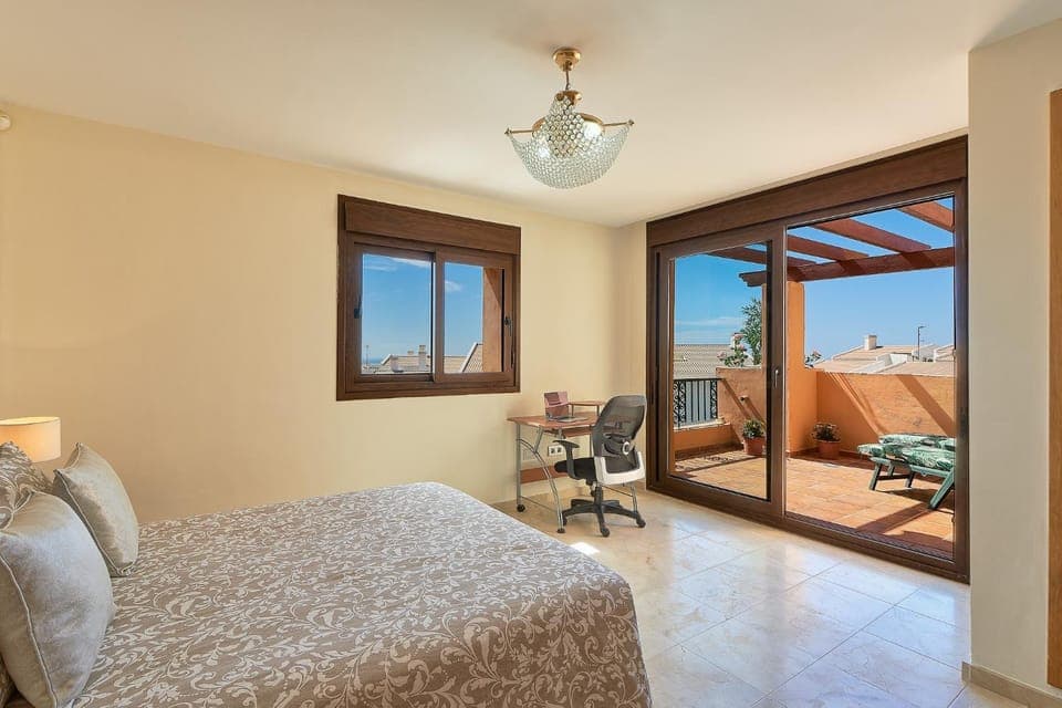 Bed, Photo of the whole room, Seating area, Bedroom