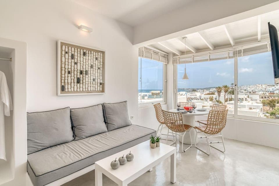 Seating area, Dining area, City view, Sea view