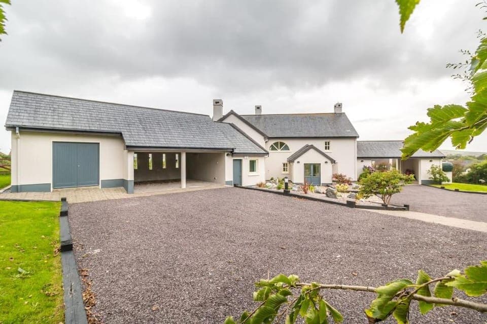 Country Setting in the Middle of Dingle Town. House in Dingle