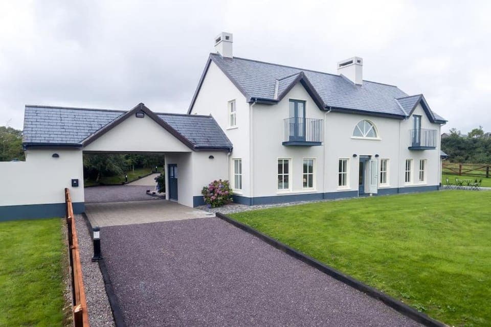 Country Setting in the Middle of Dingle Town. House in Dingle