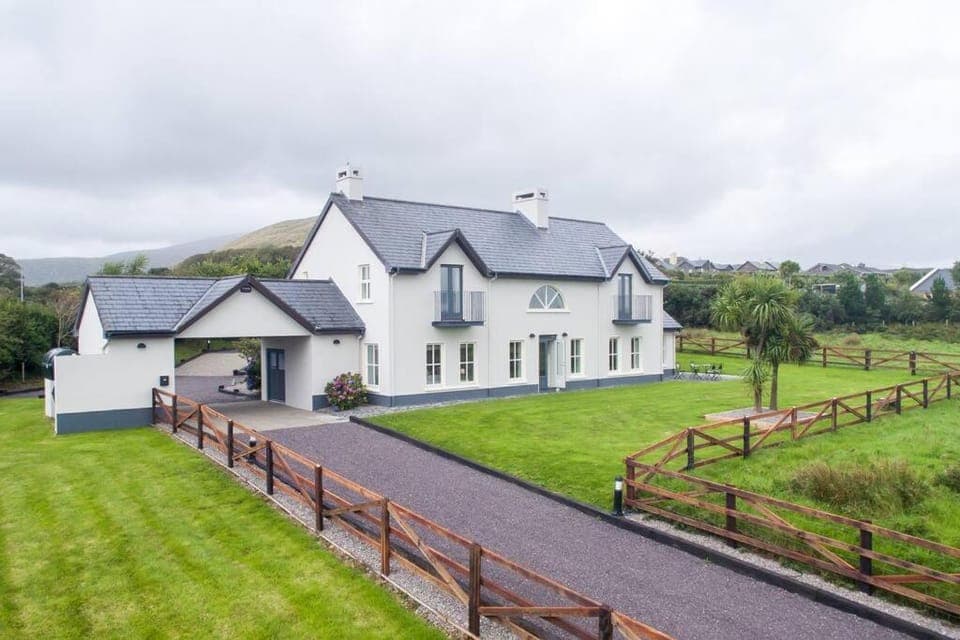 Country Setting in the Middle of Dingle Town. House in Dingle