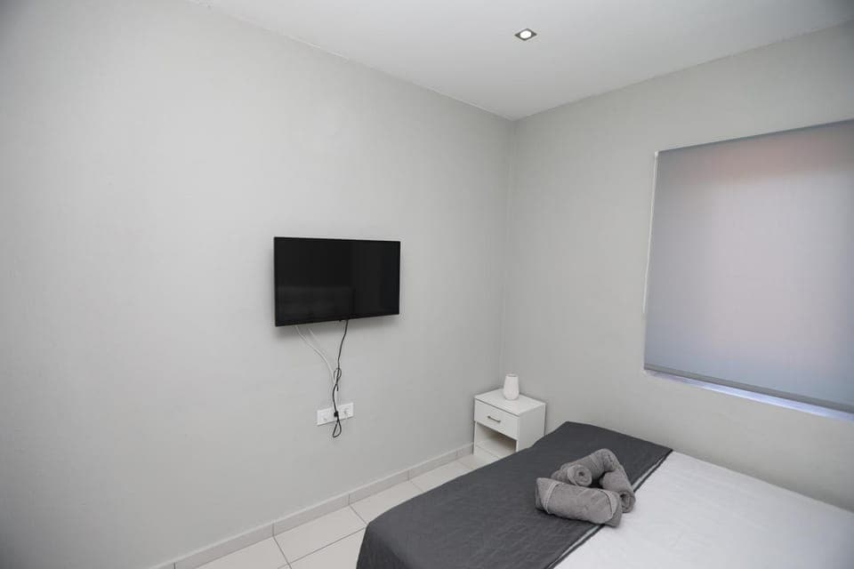 Bed, TV and multimedia, Bedroom