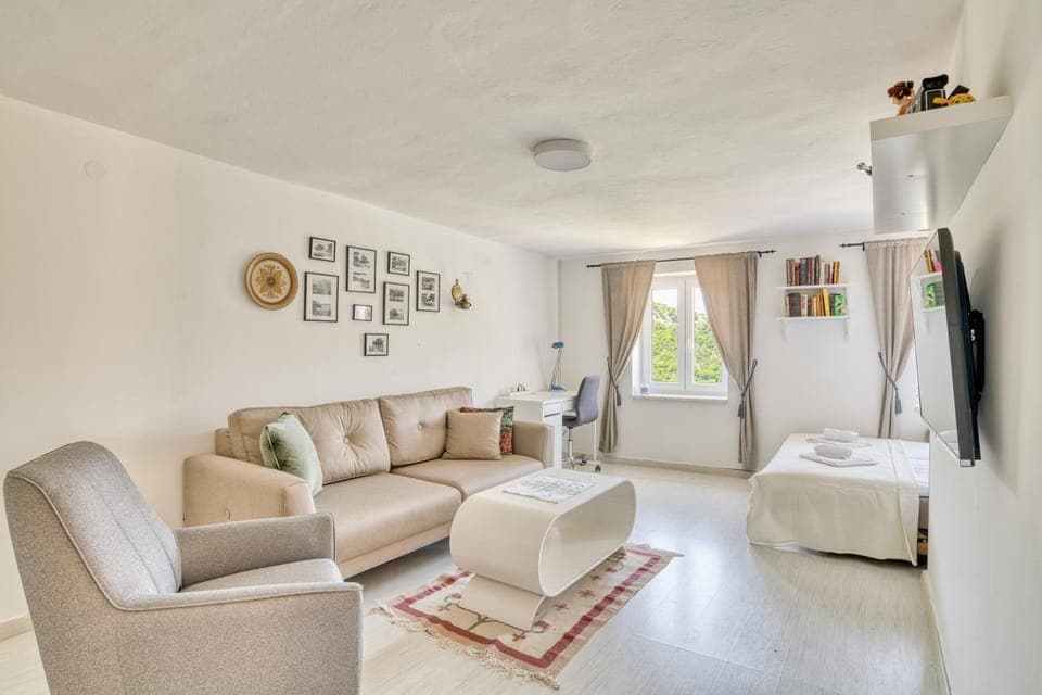 Bed, TV and multimedia, Living room, Photo of the whole room, Seating area