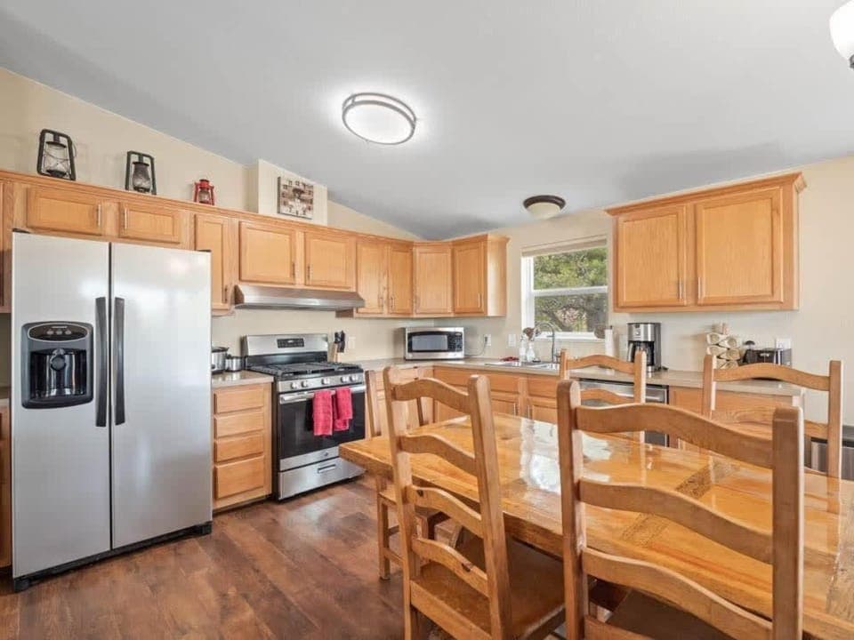 Kitchen or kitchenette, Dining area